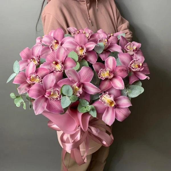 15 розовых орхидей в коробке.